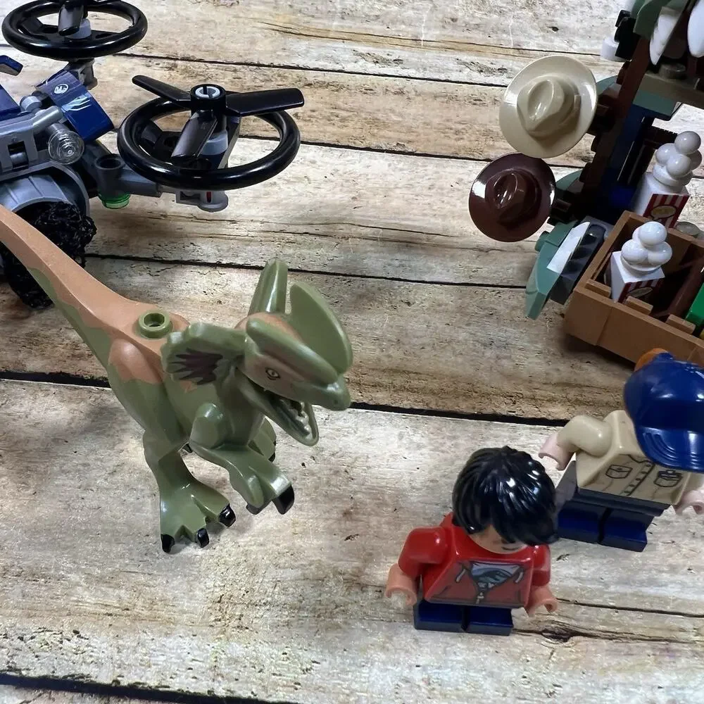LEGO Jurassic World: Dilophosaurus on the Loose (75934) 100% COMPLETE